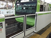山手線のホームドアの写真