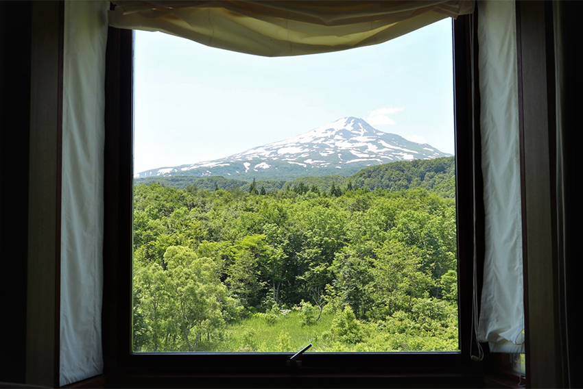 客室から望む鳥海山
