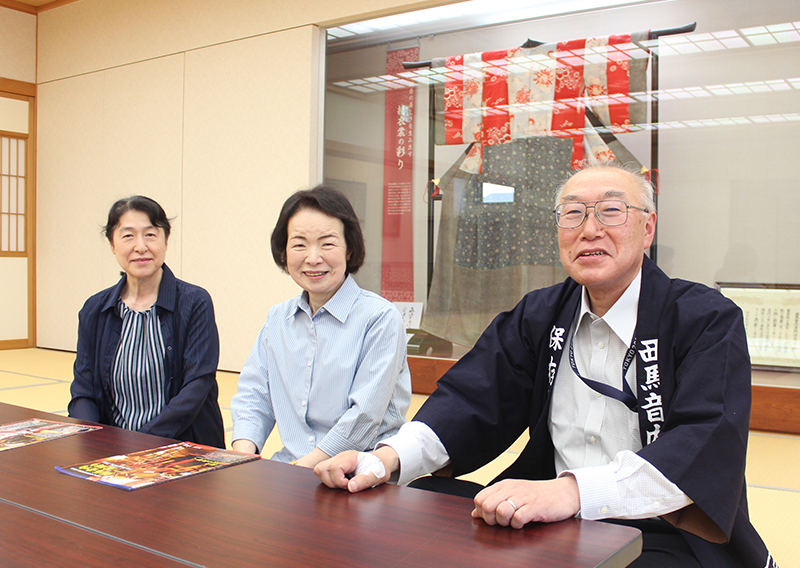 佐藤幸子さん、佐藤幾子さん、西馬音内盆踊保存会 会長の佐藤寛悦さん