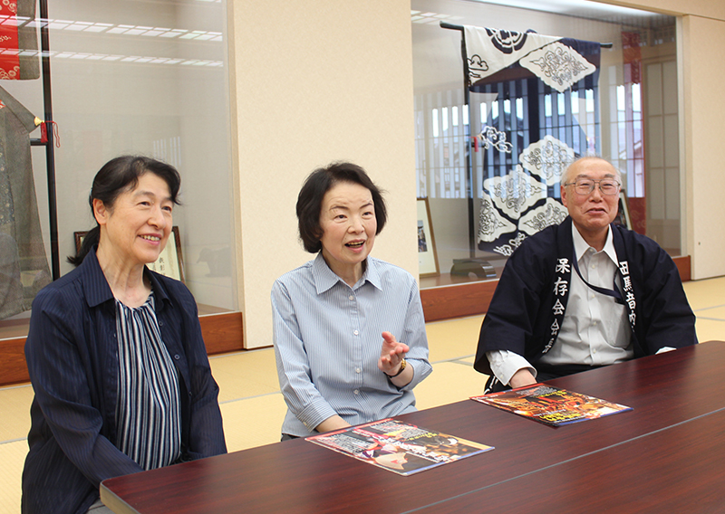 佐藤幸子さん、佐藤幾子さん、西馬音内盆踊保存会 会長の佐藤寛悦さん