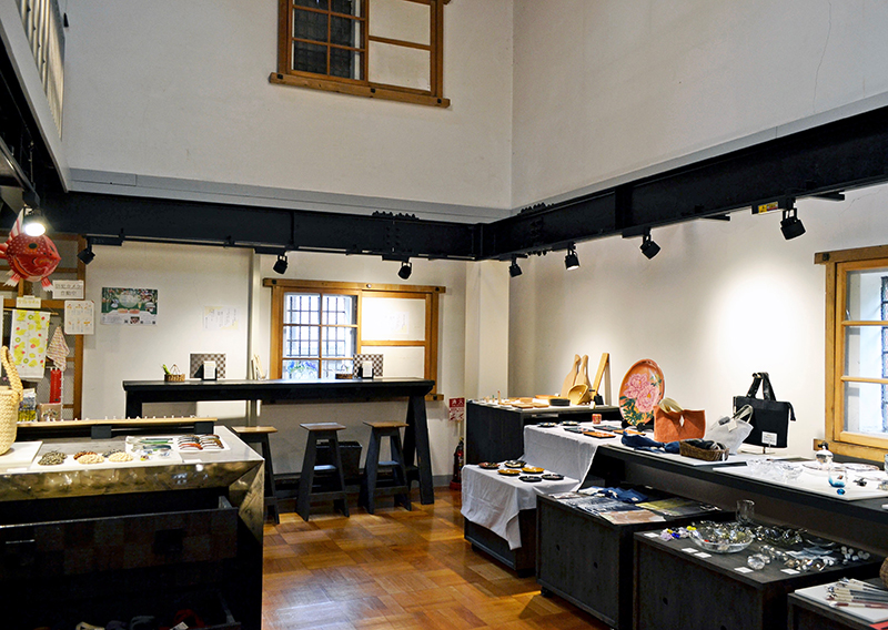 工芸品の展示・販売スペース