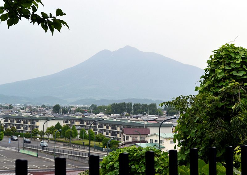 境内から眺める岩木山