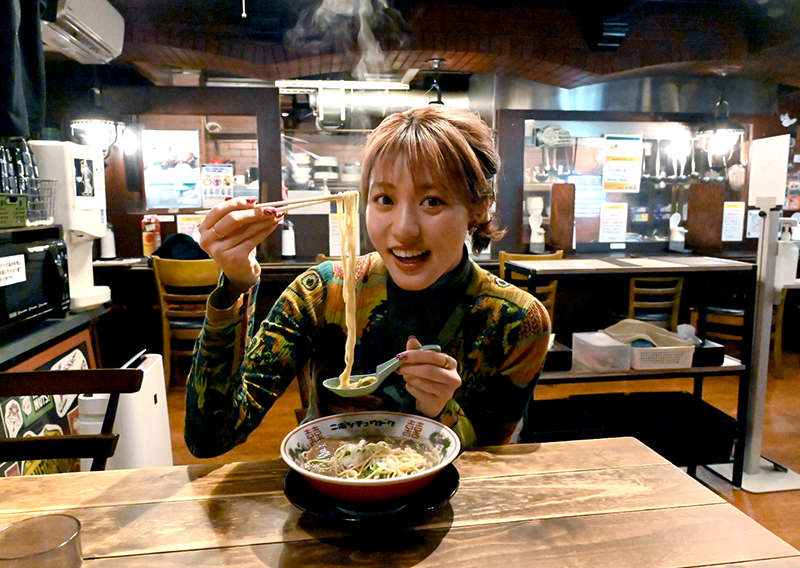麺を高くリフトした後、上手にレンゲにのせて食べ始める王林さん