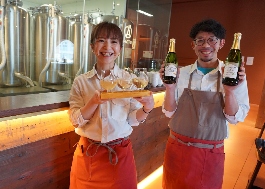店長 小野さん（左）と、●●さん（右）