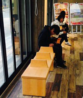 福島県産木材を使用したベンチ