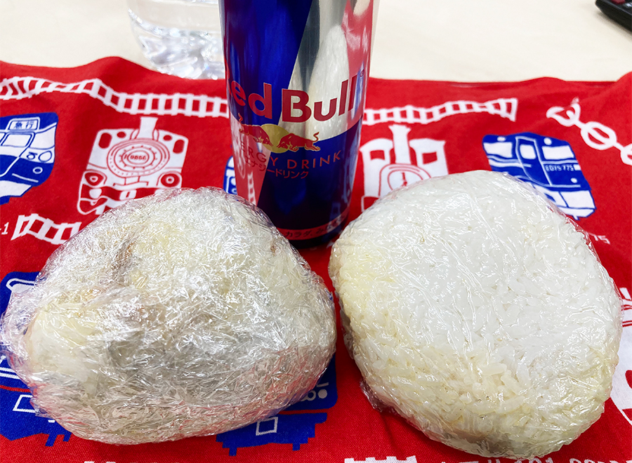 自前のおにぎりとレッドブルです