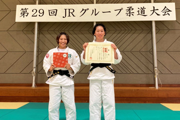 第29回 JRグループ柔道大会のイメージ 出場した髙﨑選手（左）　優勝した前田選手（右）
