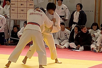 試合の様子（63kg級長内選手）