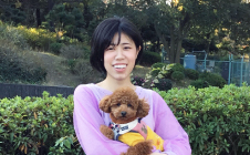 毎日のお散歩コース(地元の公園)にて、愛犬とのツーショット。