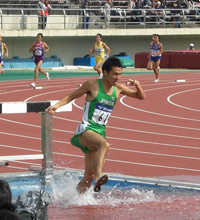 水壕付近を力走する駒野選手