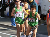 6区原田選手からアンカー山田選手に襷をつなぐ