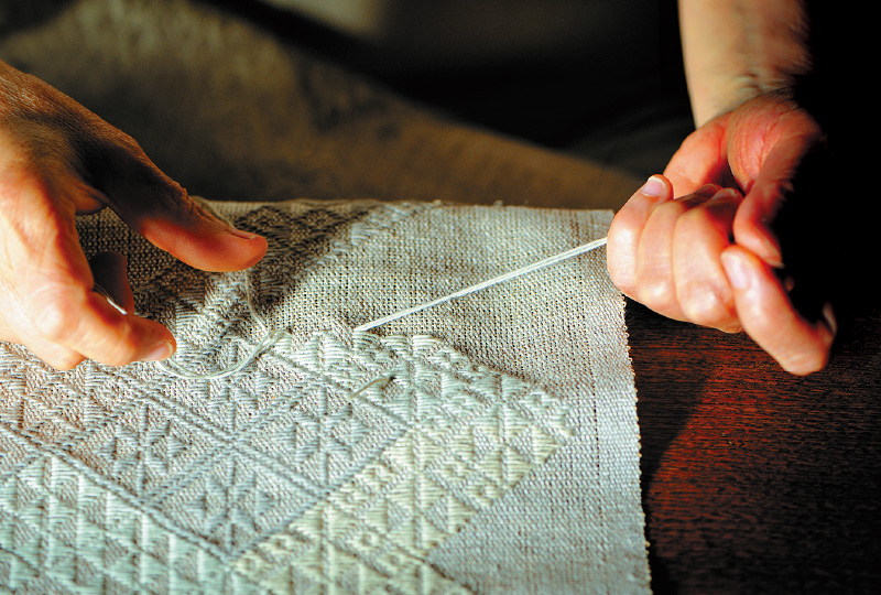 刺繍する手元の写真