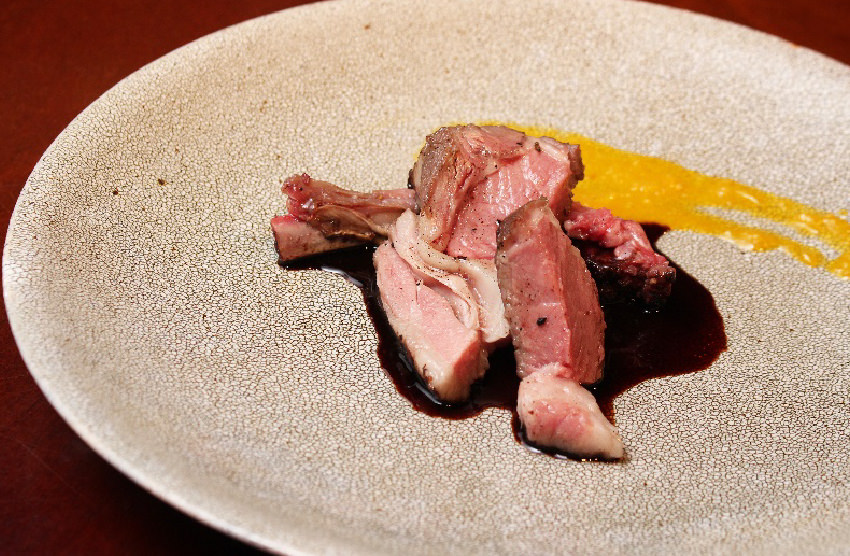 発酵させたラム肉を低温調理した一品