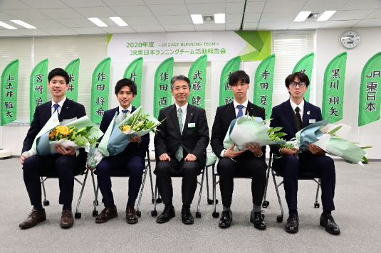 大隅 裕介選手、宮﨑 勇将選手、横川 巧選手の3名と、坪 天潮事務局スタッフのイメージ