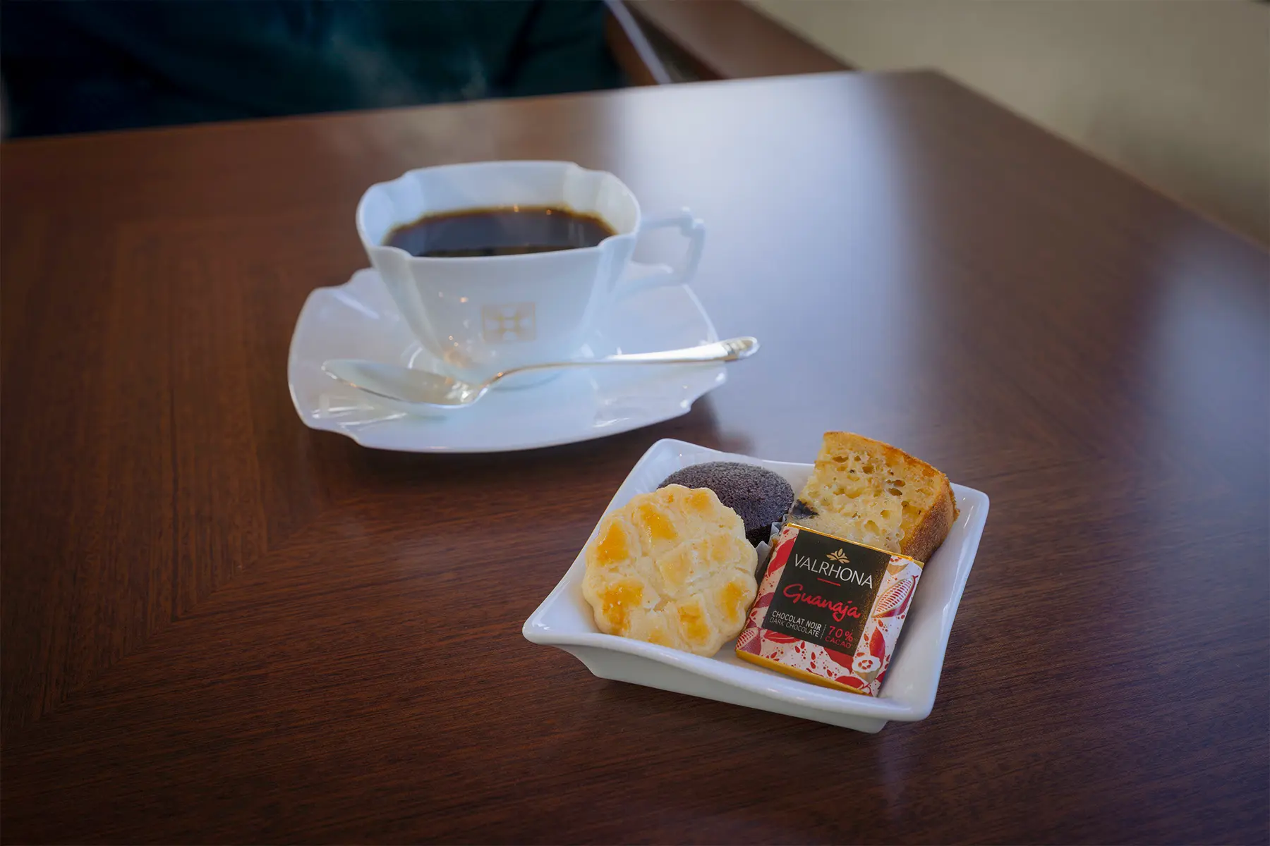 イメージ：小菓子と軽食