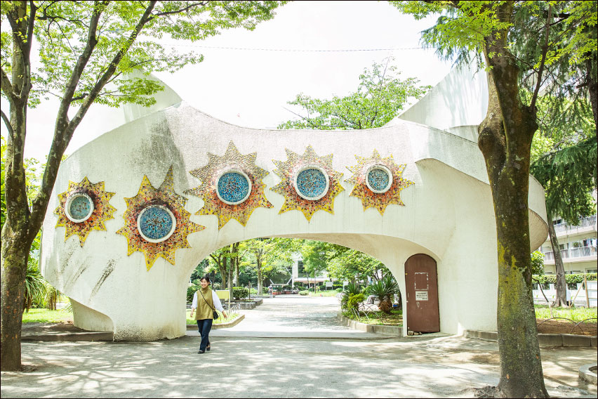 岡本太郎の「太陽の塔」を思わせる不思議な造形