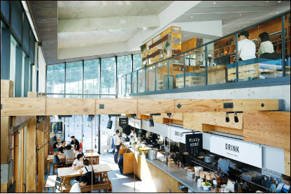 ガラス張りのカフェ店内