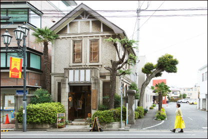 重厚なエントランス