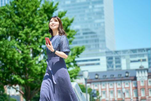 東京駅前を歩く女性の写真