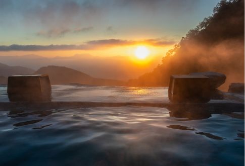 温泉から見る日の出の写真