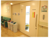 核医学検査室入口の画像