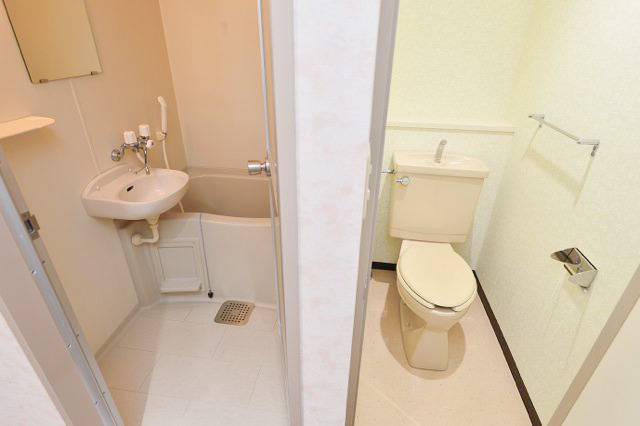 学生寮(女子寮)のバス・トイレの写真