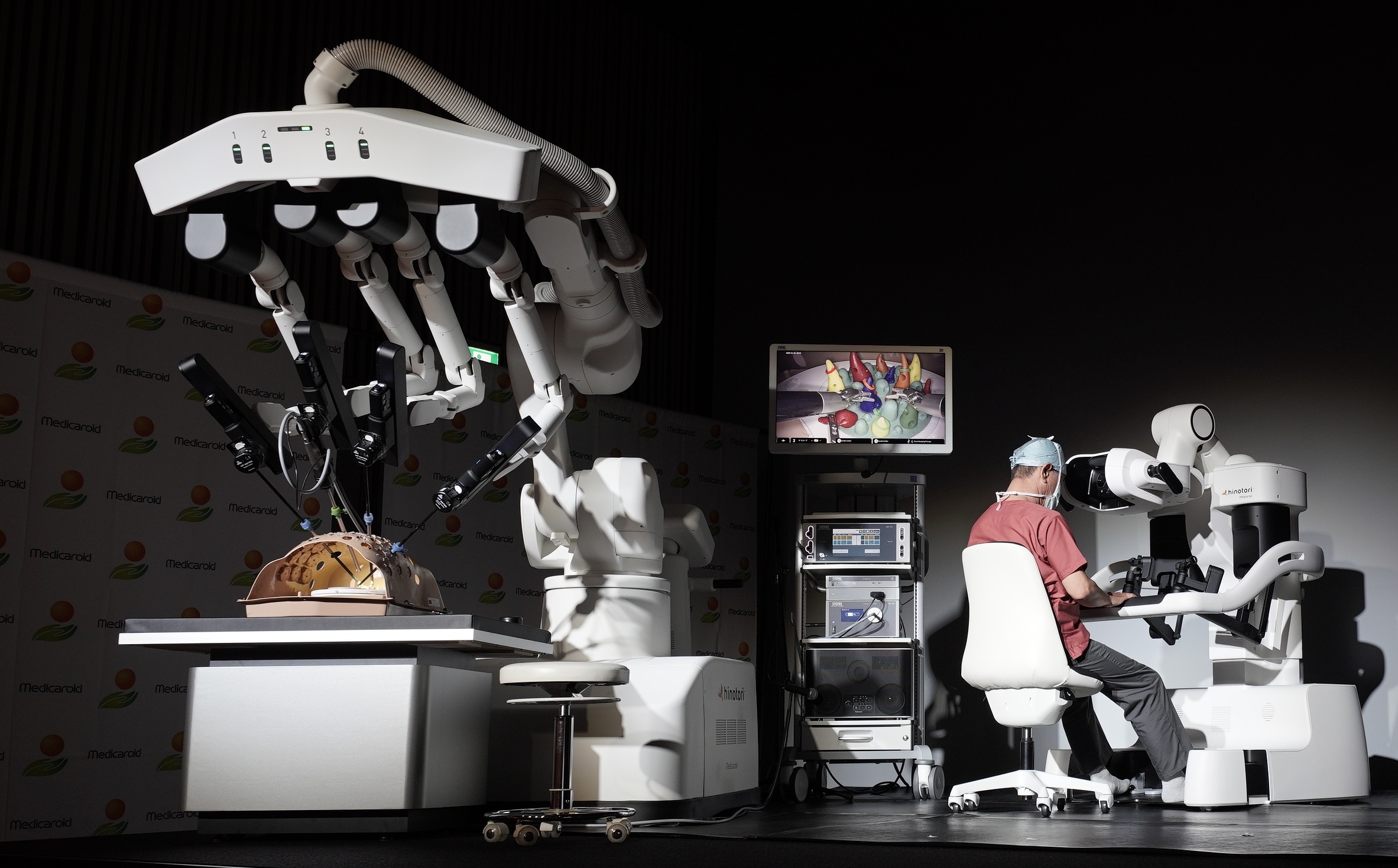 手術支援ロボットhinotori™ デモの様子