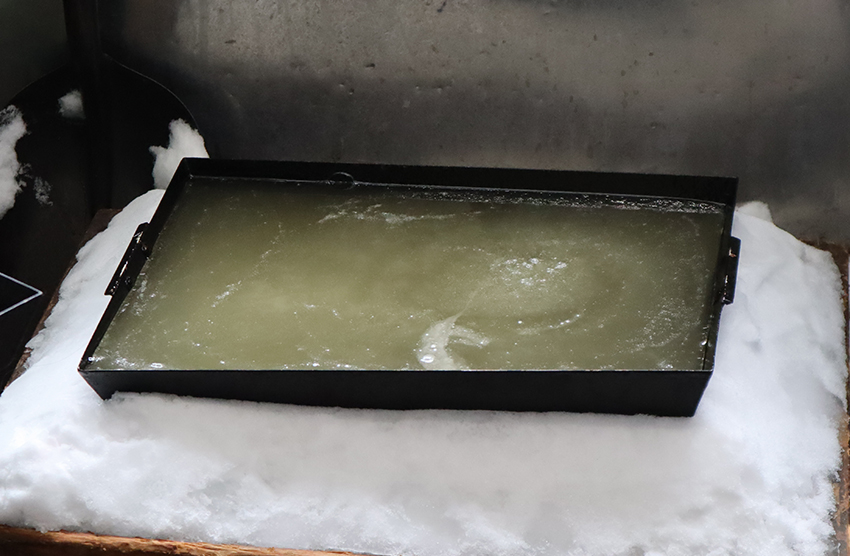 雪の上でアメを冷やし固める