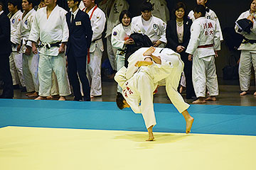 「東京都女子柔道選手権大会」 得意の内またで攻める渡辺選手