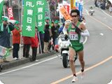 応援団の前を走る五十嵐選手