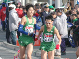 6区野村選手から7区藤本選手へ