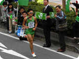 大声援の中、区間7位の快走をする7区駒野選手