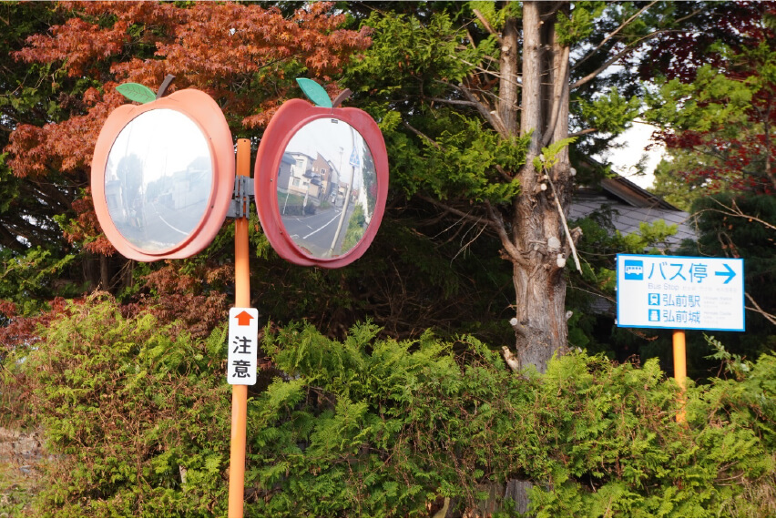 りんごのカーブミラー