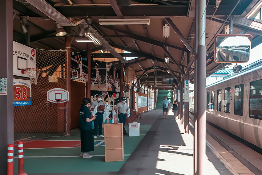 Mini basketball court at the platform of Noshiro Station.
