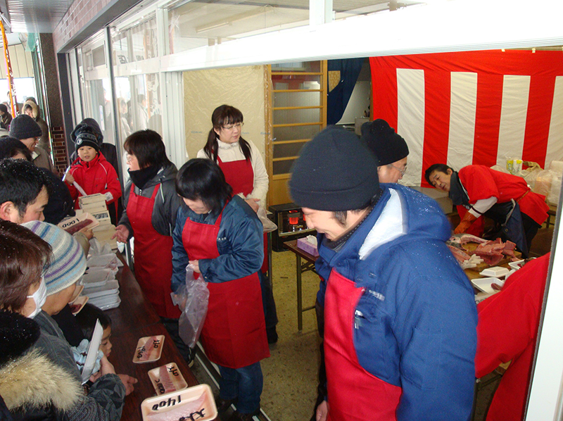 生マグロの解体ショーと即売会の様子
