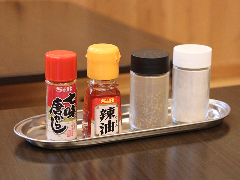 卓上の七味やラー油で味変