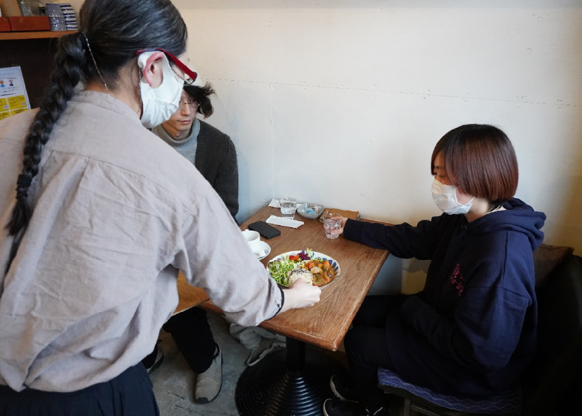 取材中に偶然来店された、近くに住む常連さん。