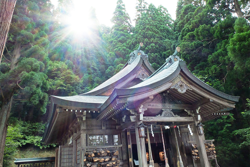 真山神社拝殿