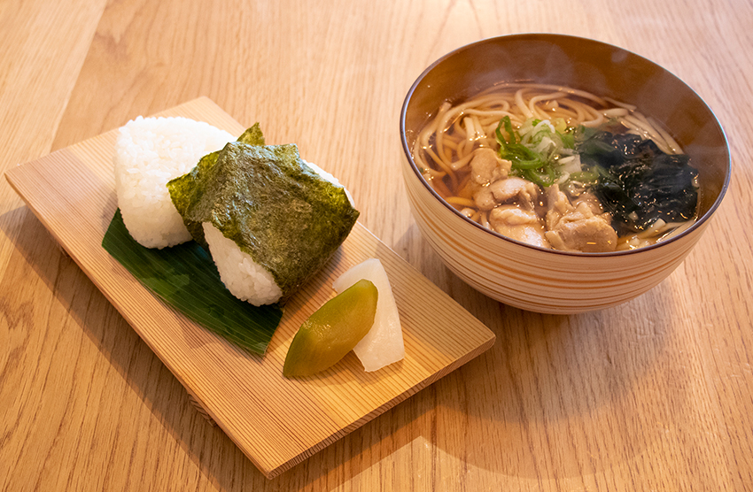 「おむすびとゆり根うどんのセット」