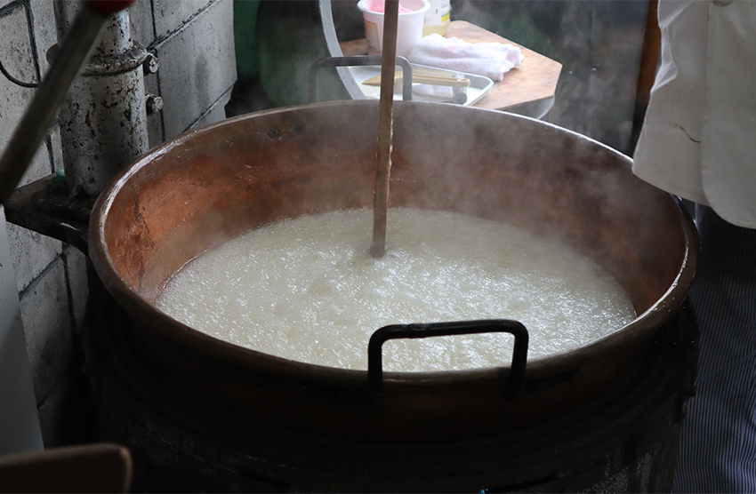 水あめと砂糖を溶かし煮詰める