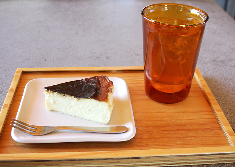 素朴なバスクチーズケーキと実家の林檎ジュース
