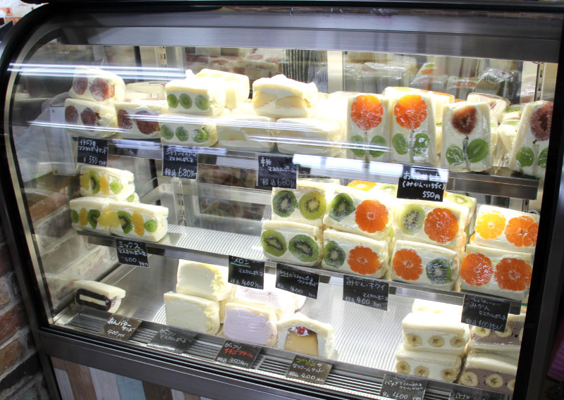 ショーケースの中にあるフルーツサンド