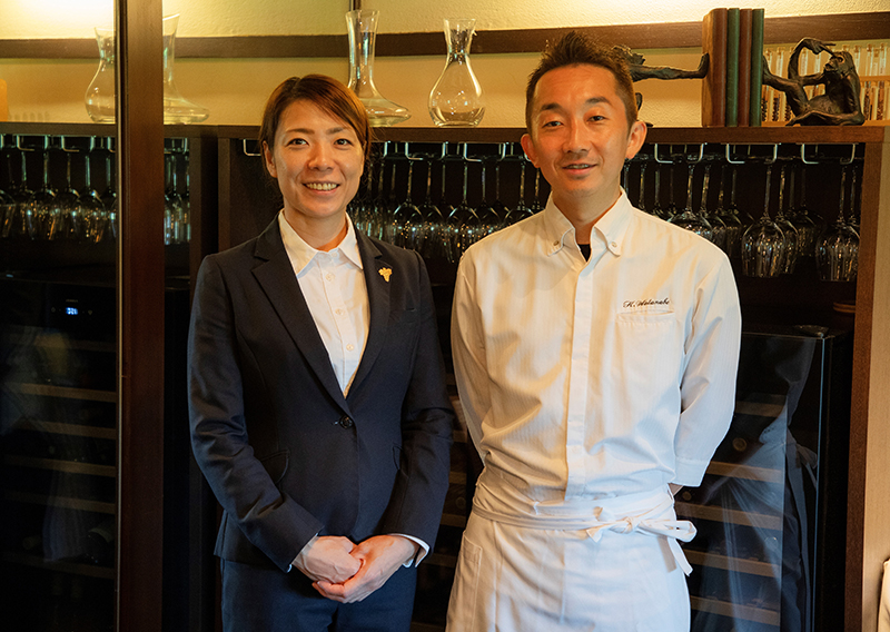 オーナーシェフの渡邊健一さんと、ソムリエの村上清香さん