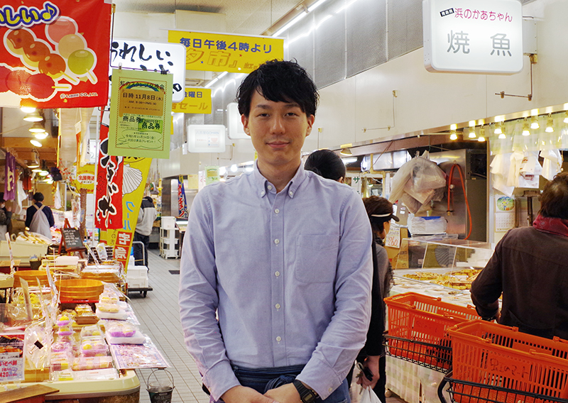 虹のマートを案内してくれた浜田大豊さん