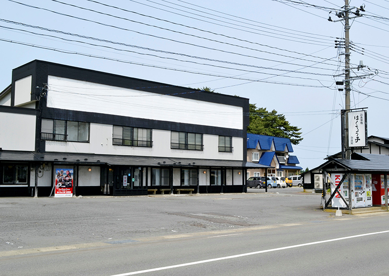 のどかな風景の中にある店舗