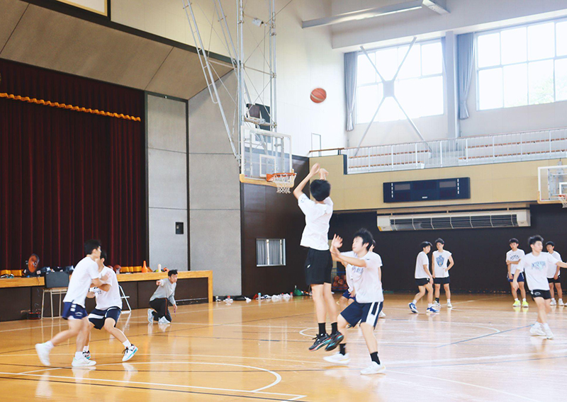 能代科学技術高校バスケットボール部の練習風景