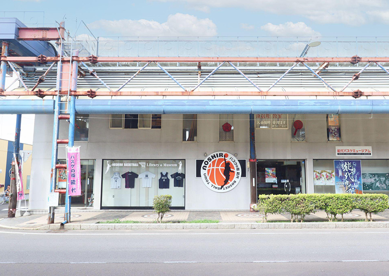 バスケットボールマークの大きな看板が印象的