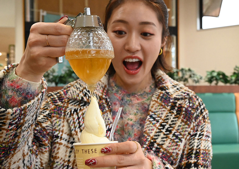 ハチミツをソフトクリームにかける王林さん