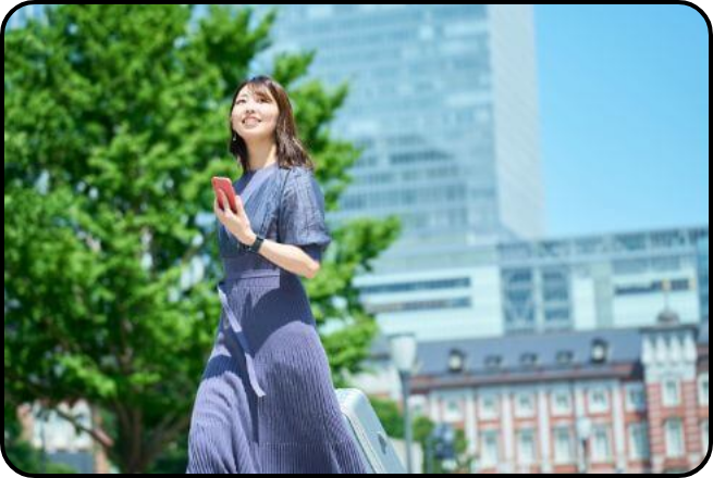 東京駅前を歩く女性の写真