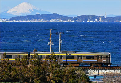 富士山と東京湾を望む内房線